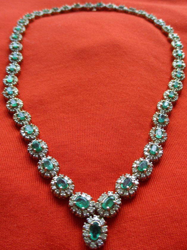 xxM1344M 14k gold emerald and diamond necklaceTakst-Valuation N.Kr 200 000